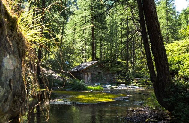 Die uralte Hütte am Lago Pellaud beherbergt eines der ersten Wasserkraftwerke zur Erzeugung von Elektrizität und ist noch heute in Betrieb.