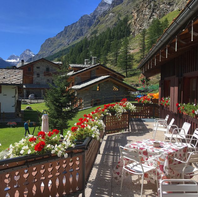 Die Terrasse des Hotel Granta Parey scheint zwar nur spärlich möbliert zu sein, dafür versteht der Koch aber definitiv was von seinem Handwerk. Selten so gut gespeist in Italien.
