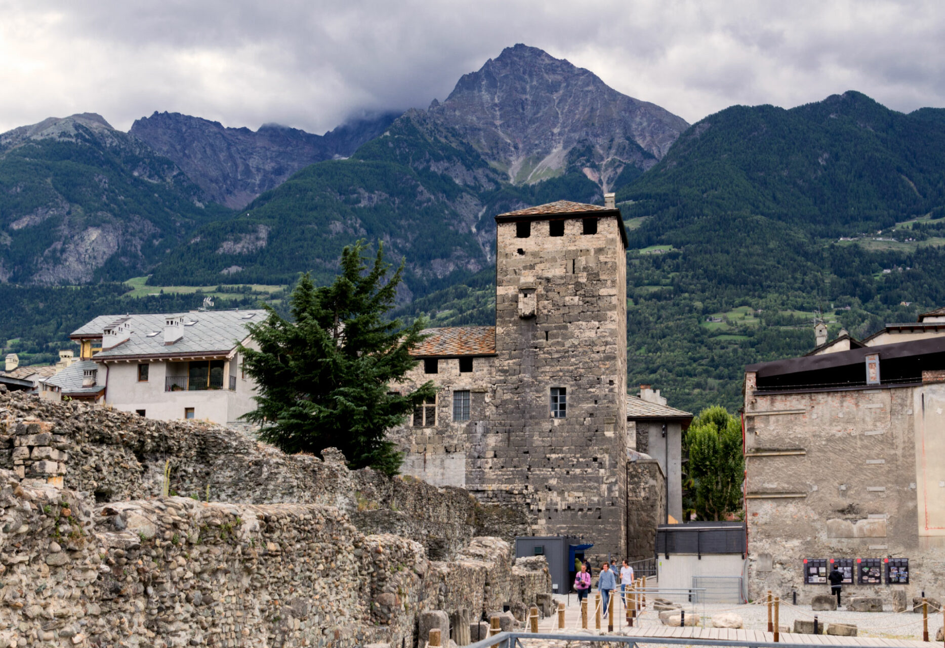 Einer der vielen Wachtürme, die mit der Stadtmauer verbunden noch heute weithin sichtbar sind.
