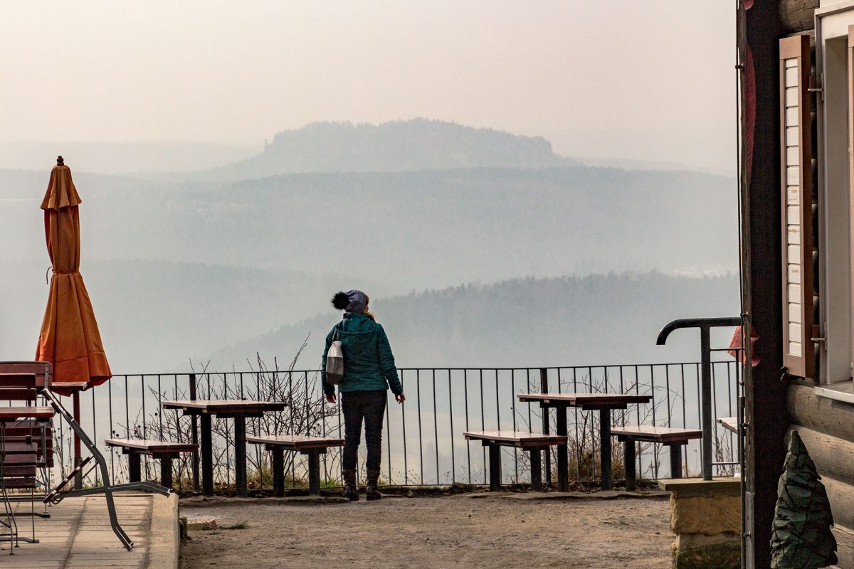 Blick in Richtung Lilienstein und Königstein, die heute mehr zu ahnen als tatsächlich zu sehen sind.