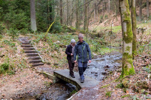 Verschlungene Pfade, Brücken aus Holz und jede Menge Matsch – an den Ufer des Tiefen Grundbachs