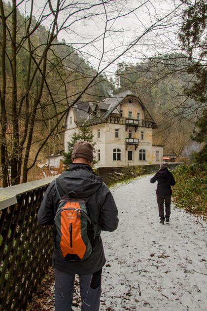 Vorne hui - hinten pfui. Offenbar liegt noch viel Arbeit vor dem Eigentümer der Waltersdorfer Mühle.