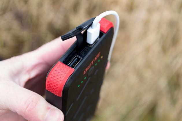 Anschlussmöglichkeiten: zeitgleich zum Laden von zwei Smartphones (oder Tablets) plus miniUSB-Buchse fürs Wiederaufladen.