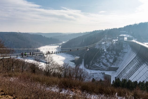Knapp 500 Meter zieht sich die Hängebrücke entlang der Staumauer übers Tal
