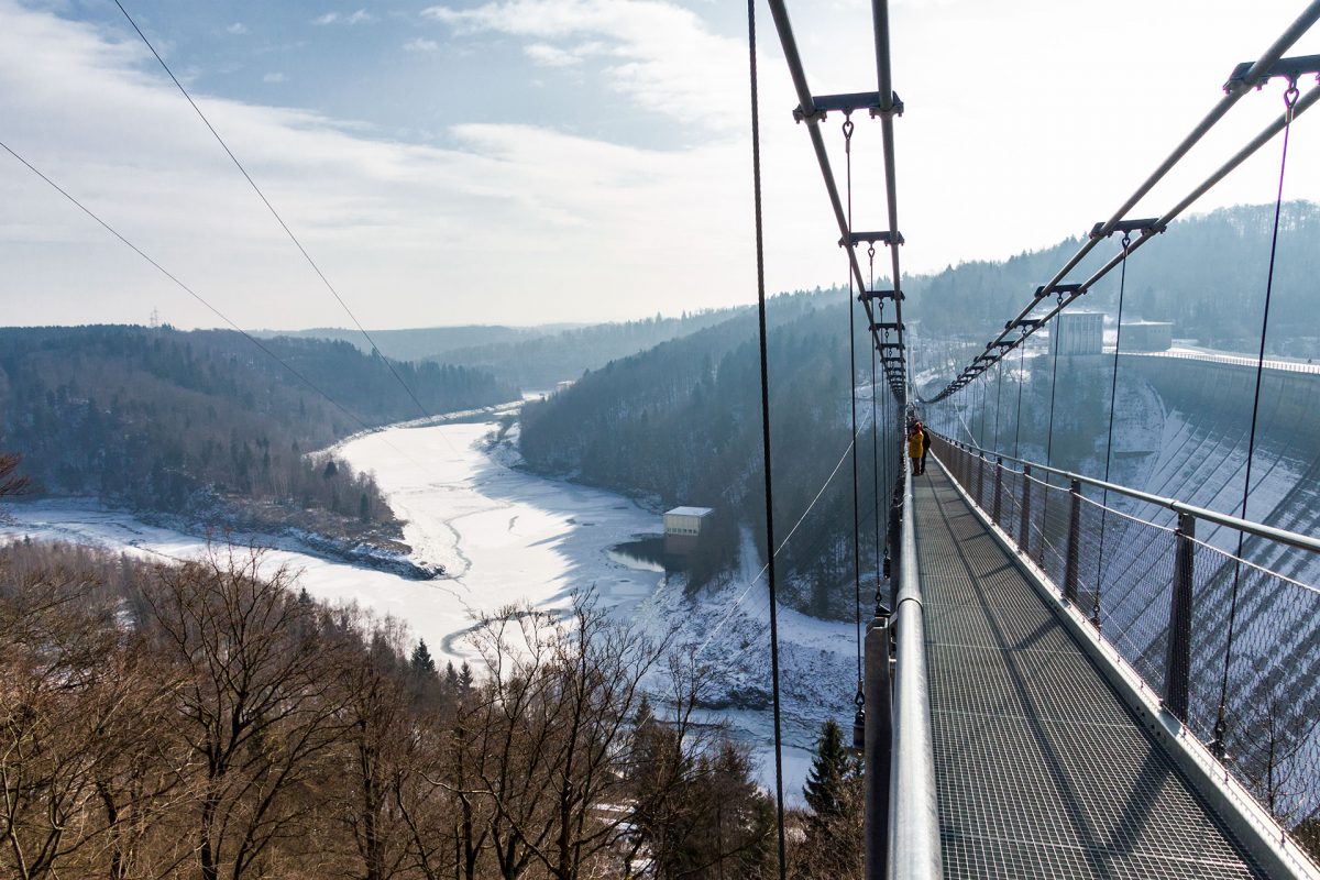 Oberhalb die Rappbodetalsperre, unterhalb die Talsperre Wendefurth. Dazwischen baumelt die Hängebrücke von Harzdrenalin