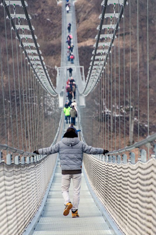 Wer leicht seekrank wird sollte sich tunlichst festhalten. Bei böigen Winden wackelt die Brücke nämlich enorm.