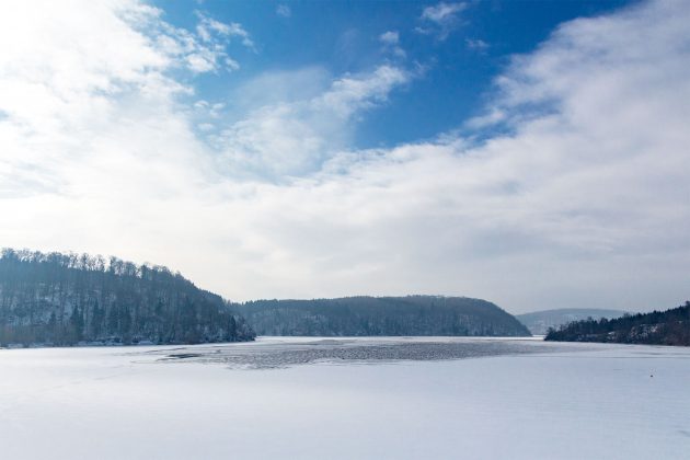 Dumpf und laut knackt das schmelzende Eis über das Tal. Schon sind einige Stellen aufgebrochen.
