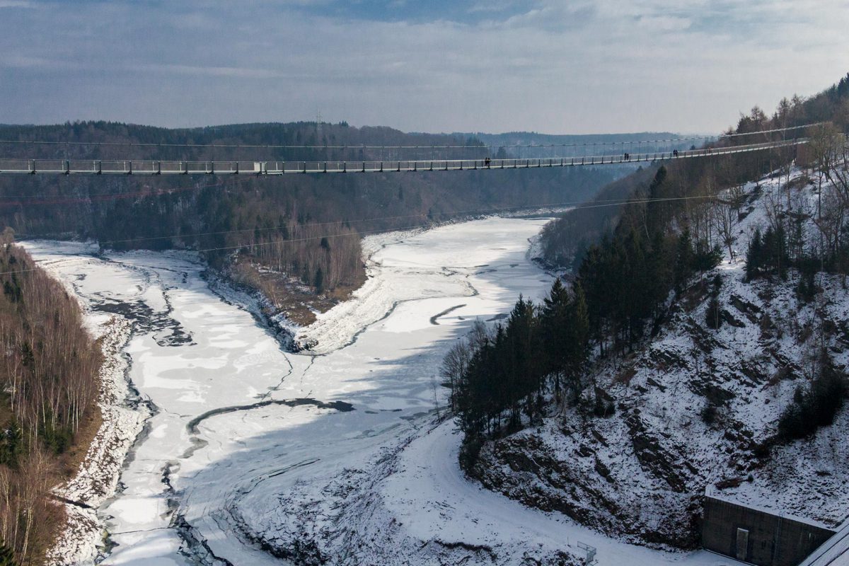 Auch unterhalb der Hängebrücke Harzdrenalin birst das Eis unter tosendem Knacken auseinander.