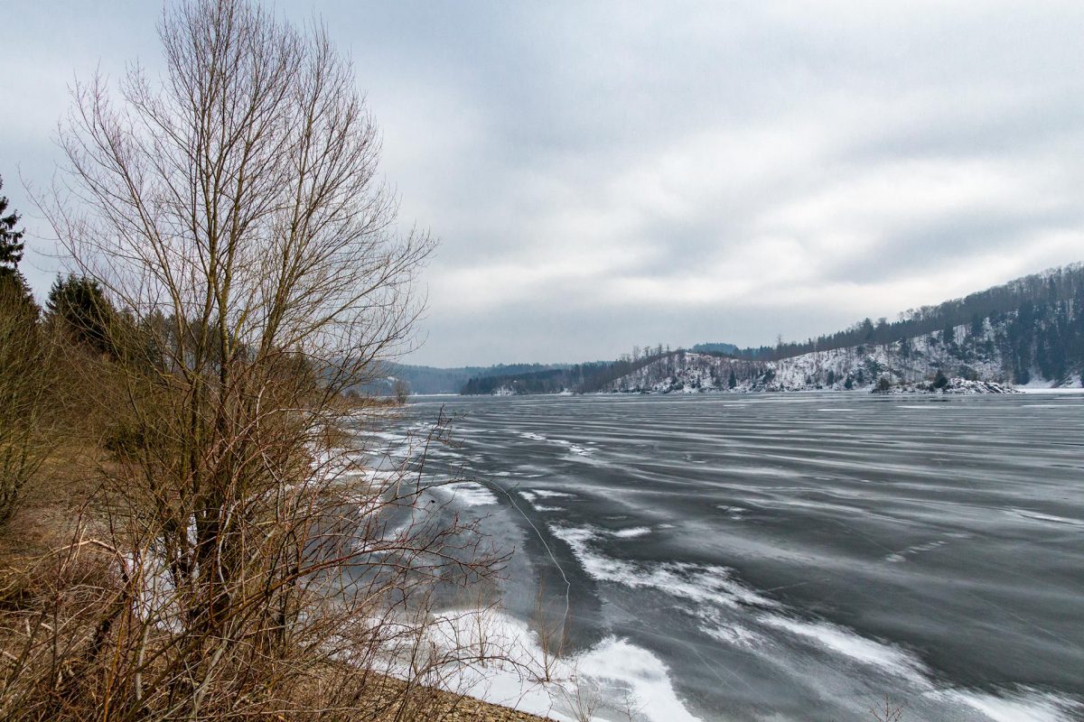 Am zugefrorenen Seitenarm hat man die Talsperre fast für sich allein. Nur Spuren im Schnee zeugen von aktivem Wildwechsel an ihren Ufern.