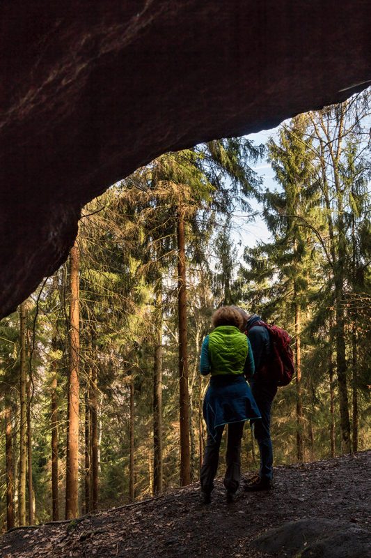 Kurze Rast am Diebeskeller, einer der größten Höhlen des Elbsandsteingebirges.