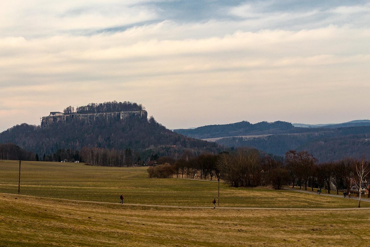 Blick vom Fuße des Pfaffenstein hinüber zum Königstein. Sind zwar nur 2 Kilometer Luftlinie, dafür aber gut sieben Kilometer Fußweg.