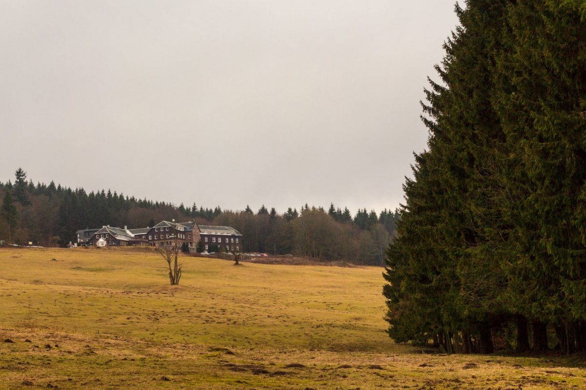 Wer sich die letzten Höhenmeter hinauf gequält hat kann im Stutenhaus auf 744 Höhenmetern rustikal thüringisch einkehren.
