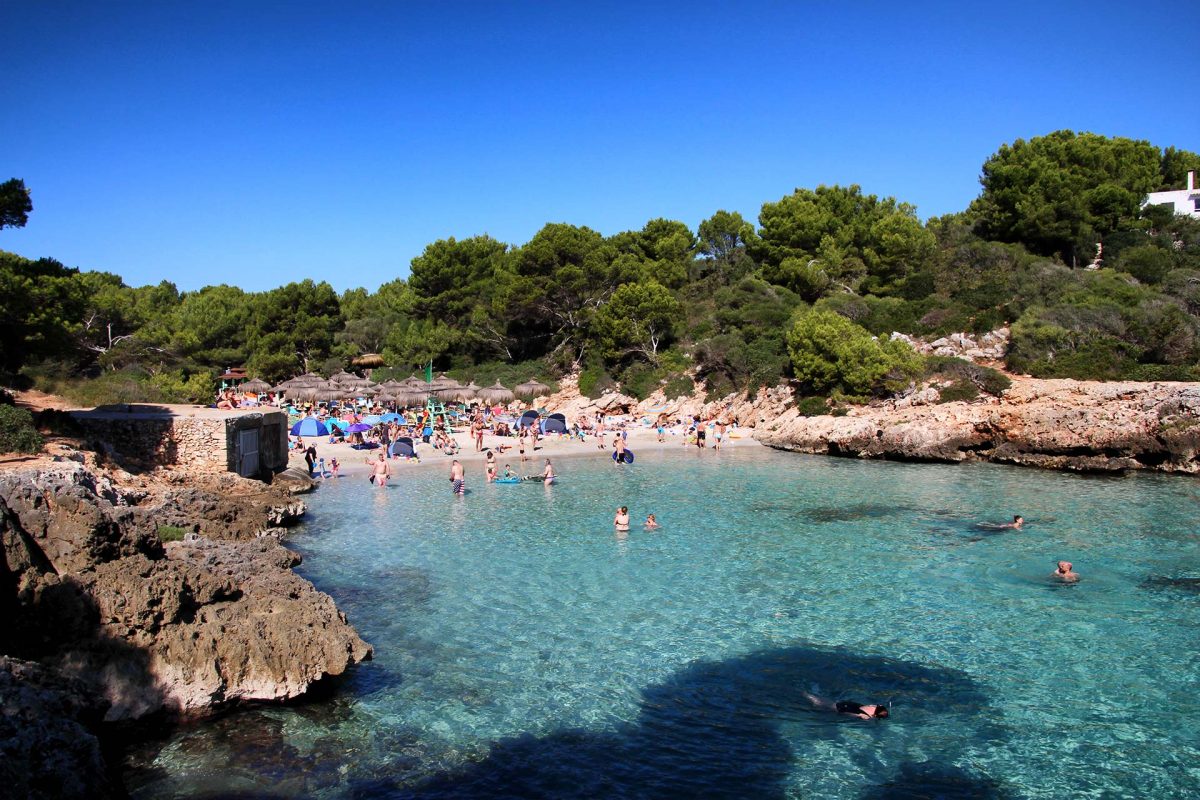 Im Sommer überfüllt bieten die zahllosen Buchten im Osten Mallorca’s jede Mende Badespaß.