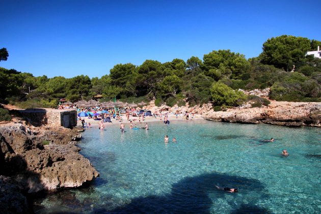 Im Sommer überfüllt bieten die zahllosen Buchten im Osten Mallorca’s jede Mende Badespaß.