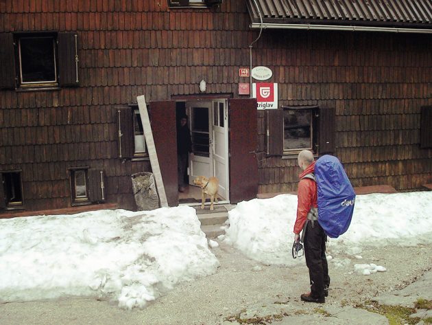 Warten auf Godot ... nee ... auf Feuer. Trotz Nicht-Beiwrtschaftung der Hütte hatte der Hüttenwirt ein Feuerzeug für uns und wir damit warmes Essen. Hab ich heute noch das Teil.
