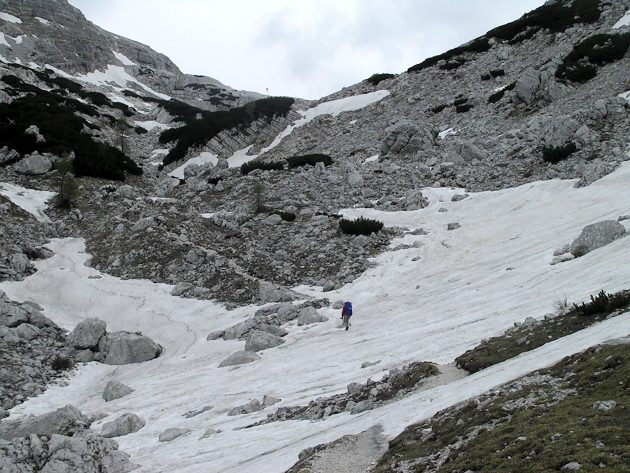Immer öfter verschwindet der Weg unter den übrig gebliebenen Schneefeldern.
