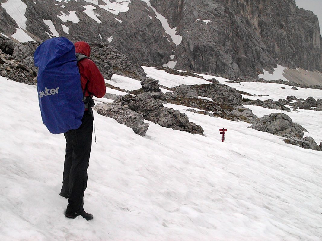 Während sich andere bei 30 Grad in der Sonne bräunen, kämpfen wir bei Temperaturen um den Gefrierpunkt mit dem alpinen Winter.