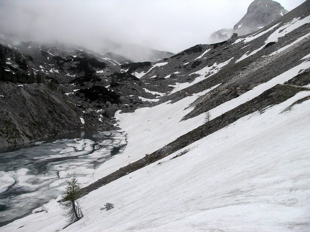 Große Schollen aus Eis schmücken den See.