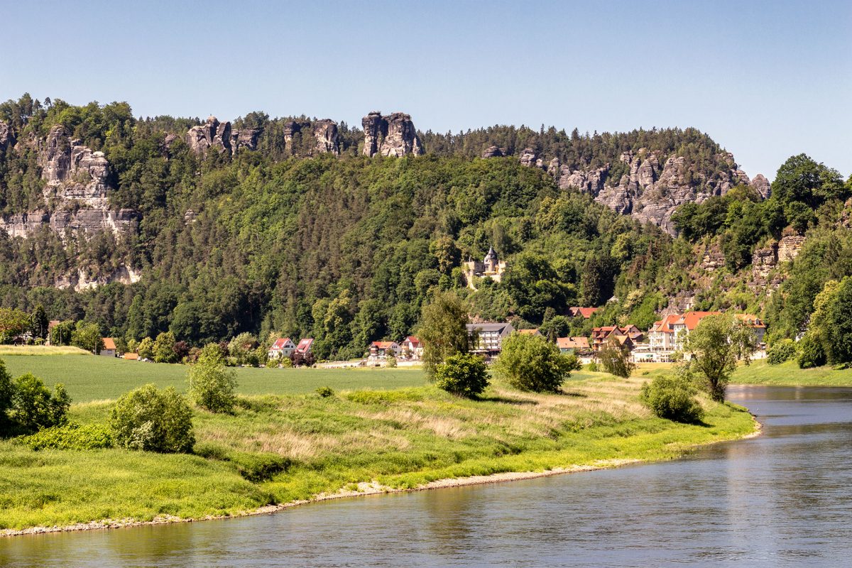 In großen Schleifen windet sich das Wasser der Elbe durch die Landschaft und gibt eindrucksvolle Blicke frei.