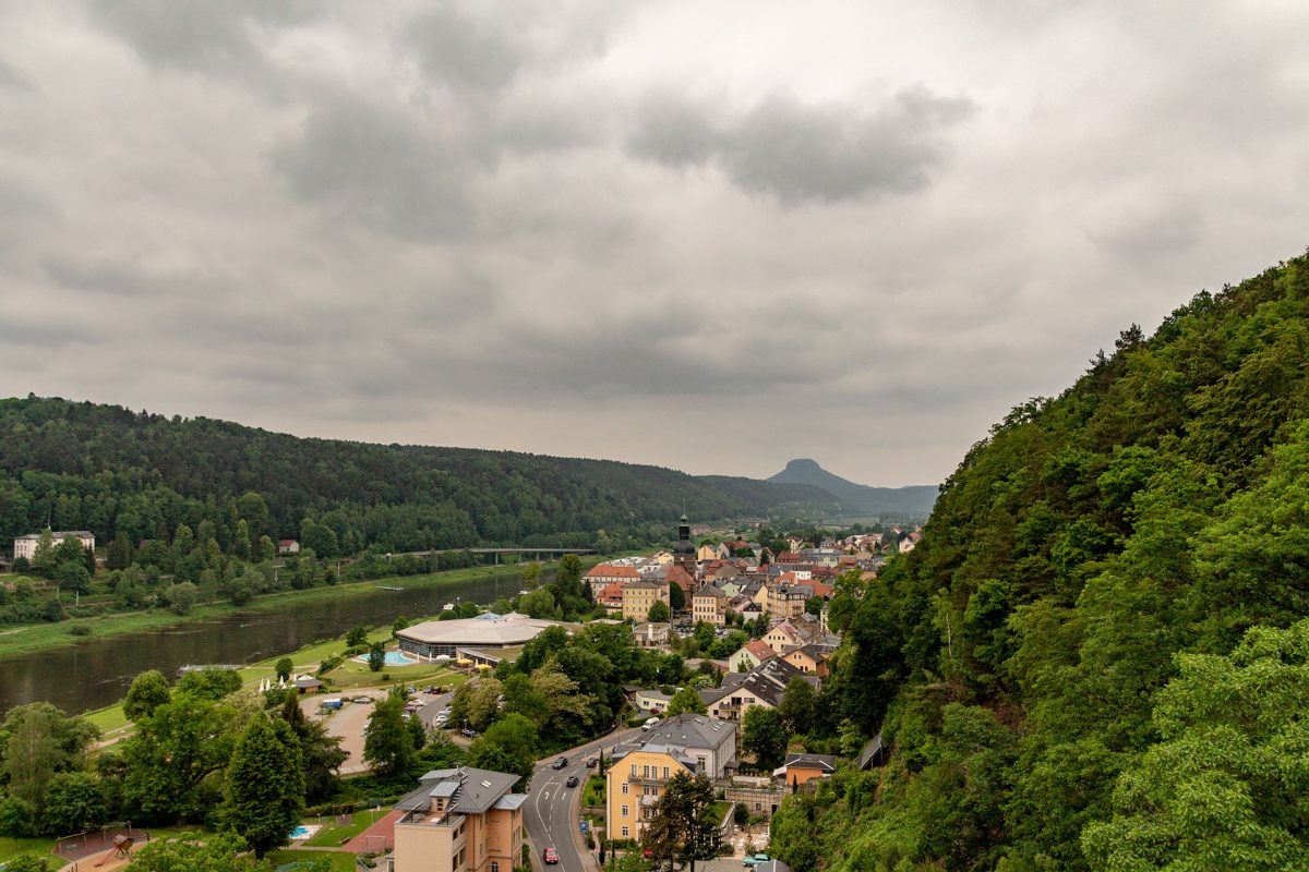 Bad Schandau unter Wolken, der Lift auf die Schrammsteine macht’s möglich.