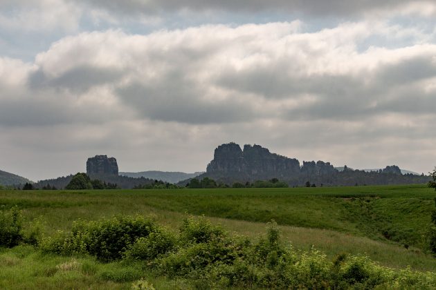 Die zerklüftete Felslandschaft der Schrammsteine von Ostrau aus gesehen