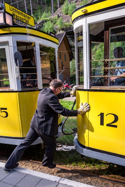 Alles noch in Handarbeit: Umkoppeln des Triebwagens der Kirnitzschtalbahn