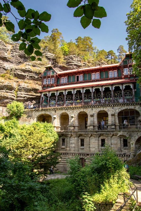 Im alpinen Stil errichtet und seit 1881 als Gasthaus betrieben: das Ausflugschlößchen Falkenhorst.