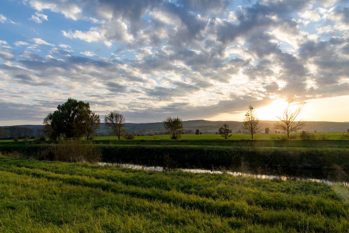 Die Ufer haben die Unstrut fest im Griff, gleicht sie doch anfänglich mehr einem Kanal als einem Fluss.