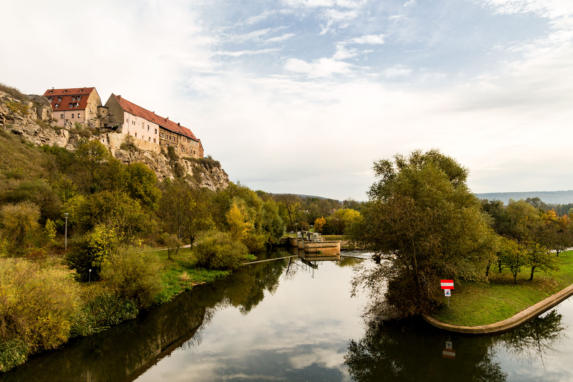 Hoch über der Unstrut und weithin sichtbar auf dem Fels thront sie die ehemalige Burg Wendelstein, in der heute Eigentumswohnungen untergebracht sind.