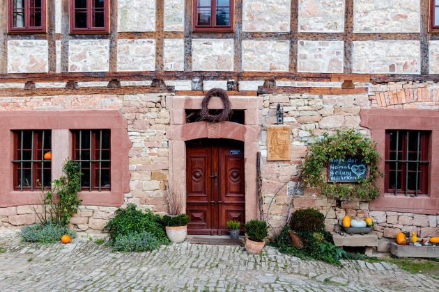 Liebevoll gepflegte Bauernhöfe gehören genauso zum Weg wie regionaler Wein.
