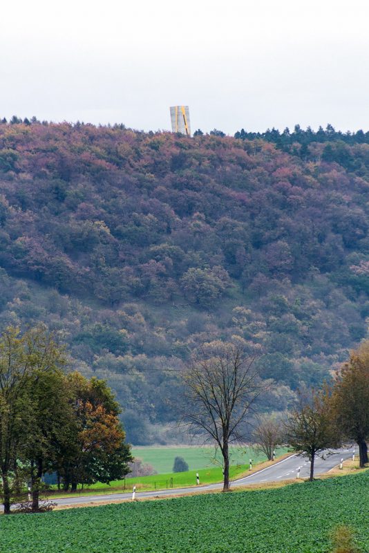 Hinter dem gegenüberliegenden Hang steht weithin sichtbar der Aussichtsturm Nebra. An seiner Stelle wurde die berühmte Himmelsscheibe gefunden.