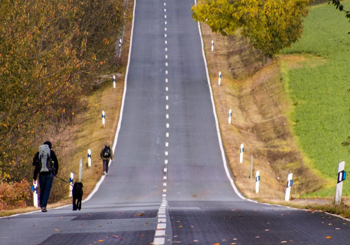 Entlang der nicht befahrenen Straße stürmen wir die letzten Kilometer in Richtung Tagesziel