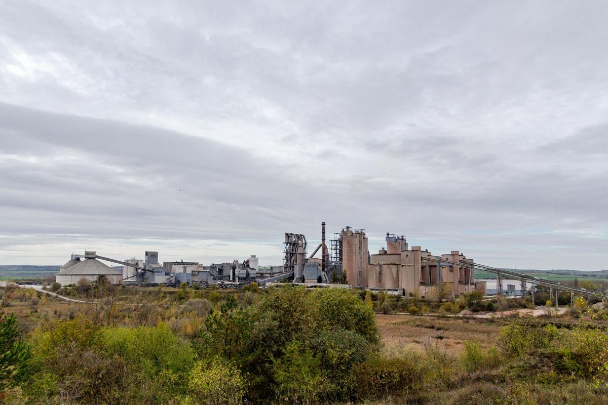 Zweckdienliche Industriearchitektur wirkt auf mich stets abstoßend faszinierend. Sollen Generationen nach uns über deren Design entscheiden.
