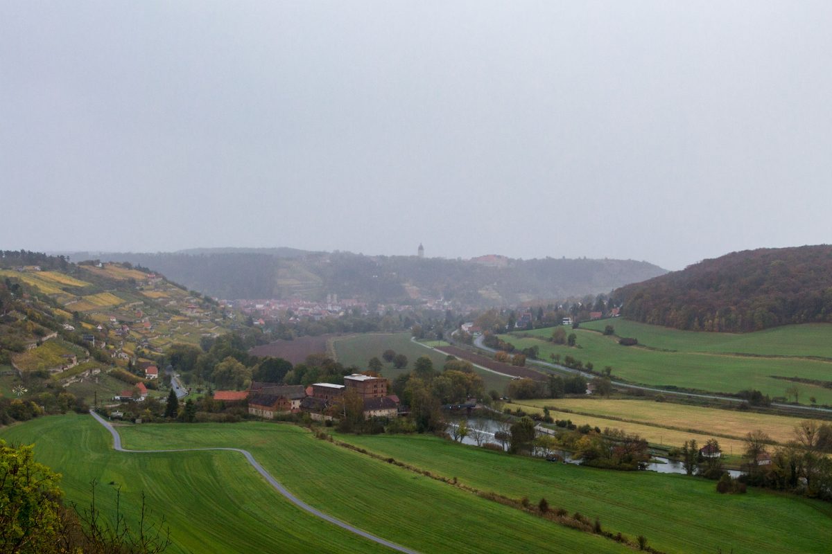 Dank aufziehendem Starkregen lässt sich Zscheiplitzer Weinhang Tagesziel Freyburg mehr erahnen als tatsächlich sehen