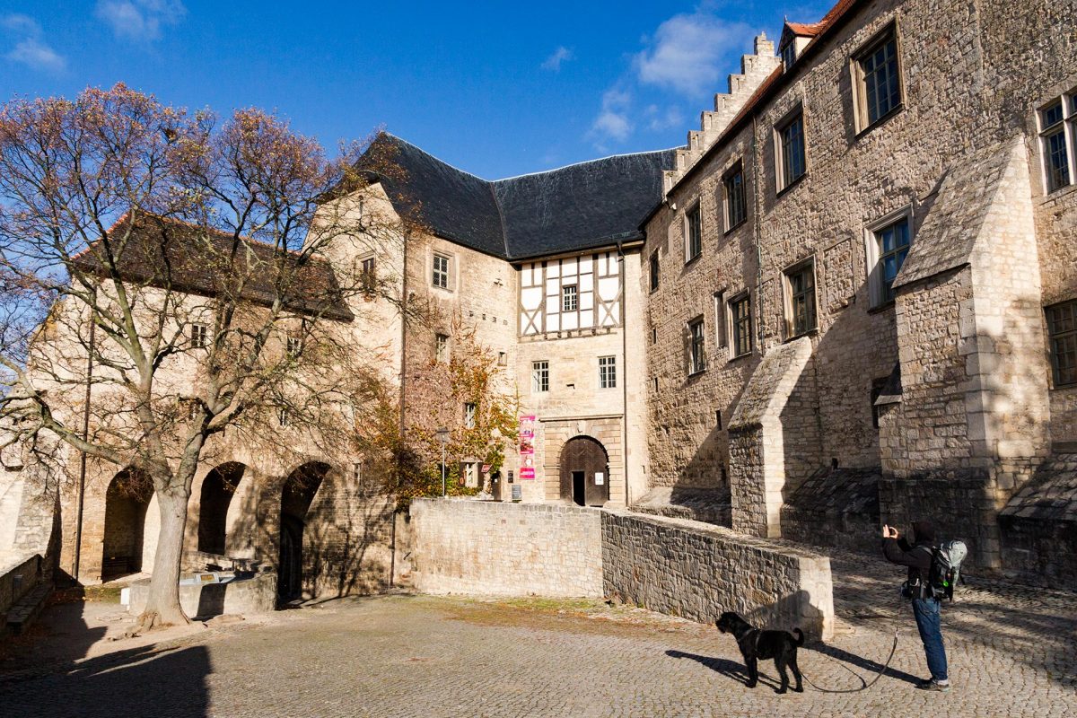Imposant und gewaltig empfängt den Wanderer der Eingang zum Schloss Neuenburg bei Freyburg