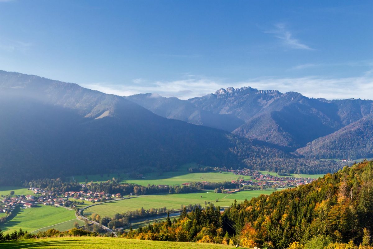 Der Tiroler Achen trägt viele Namen. Dennoch mündet der Fluss bereits nach 79 Kilometern in den Chiemsee.