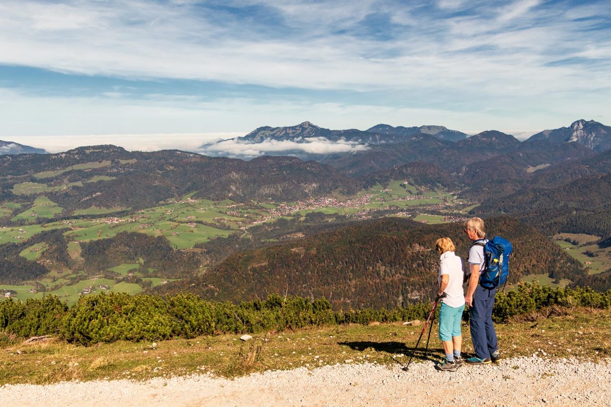 Während die Chiemgauer Alpen unter Wolken versteckt sind brennt im Kaiserwinkl die Sonne auf der Haut.