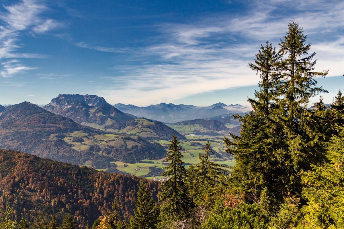 Rumms! Da ragen sie auf. Befinden sich die Ortschaften im Tal noch auf gut 600 Meter Höhe, türmen sich die Berge bis zu 2.500 Meter in den Himmel.
