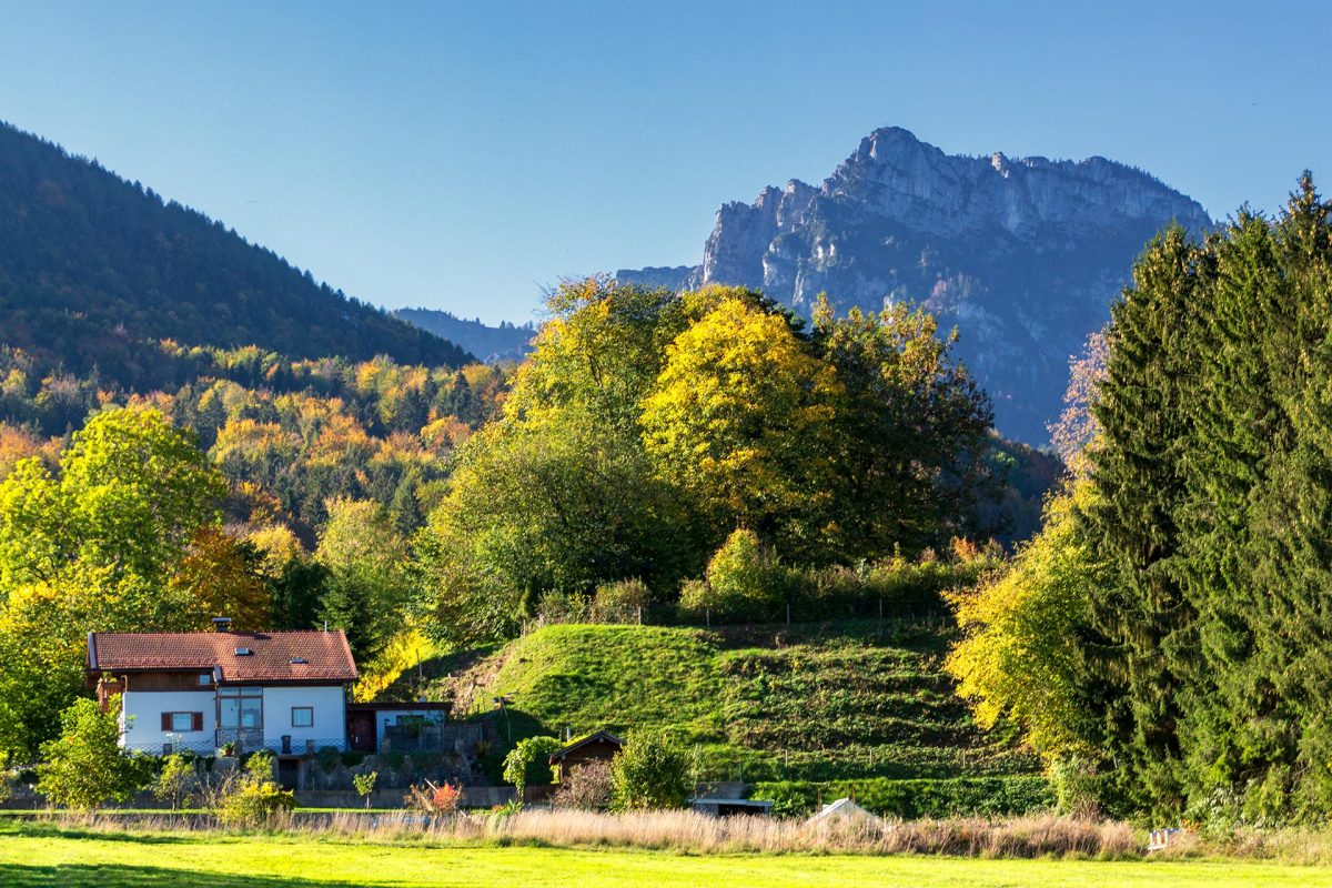 Von Rottau aus sieht man der Kampenwand die gut 1.100 Höhenmeter Unterschied gar nicht so richtig an.
