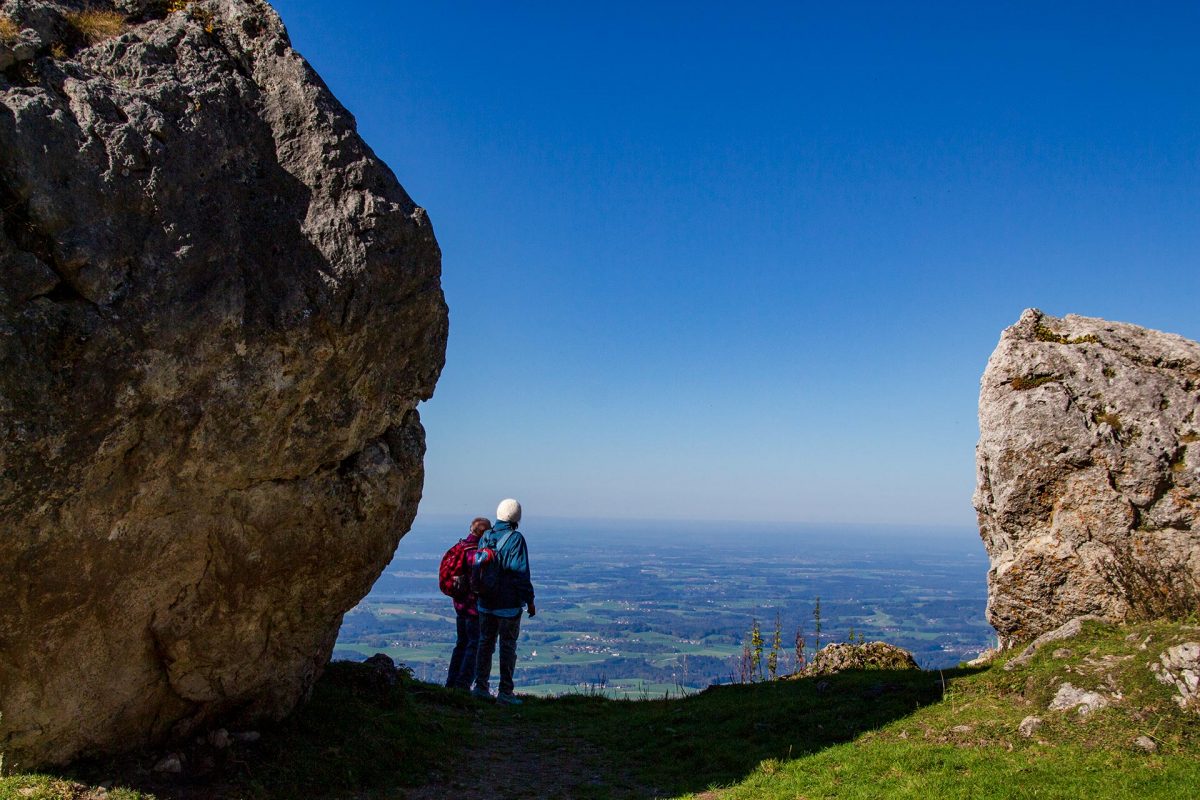 Vermeintlich direkt unterhalb der Kampenwand scheinen die Chiemgauer Alpen zu Ende und geben den Blick bis weit ins Chiemgau frei
