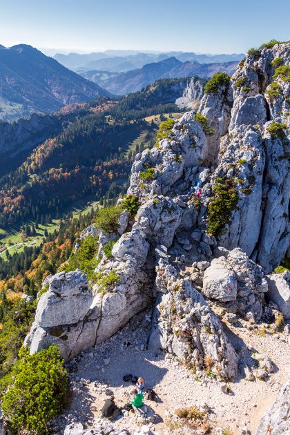 Geübte Kletterer oder Bergsteiger wagen sich denn auch mal an die Überquerung aller drei Gipfelpunkte oder picknicken in Felsnischen