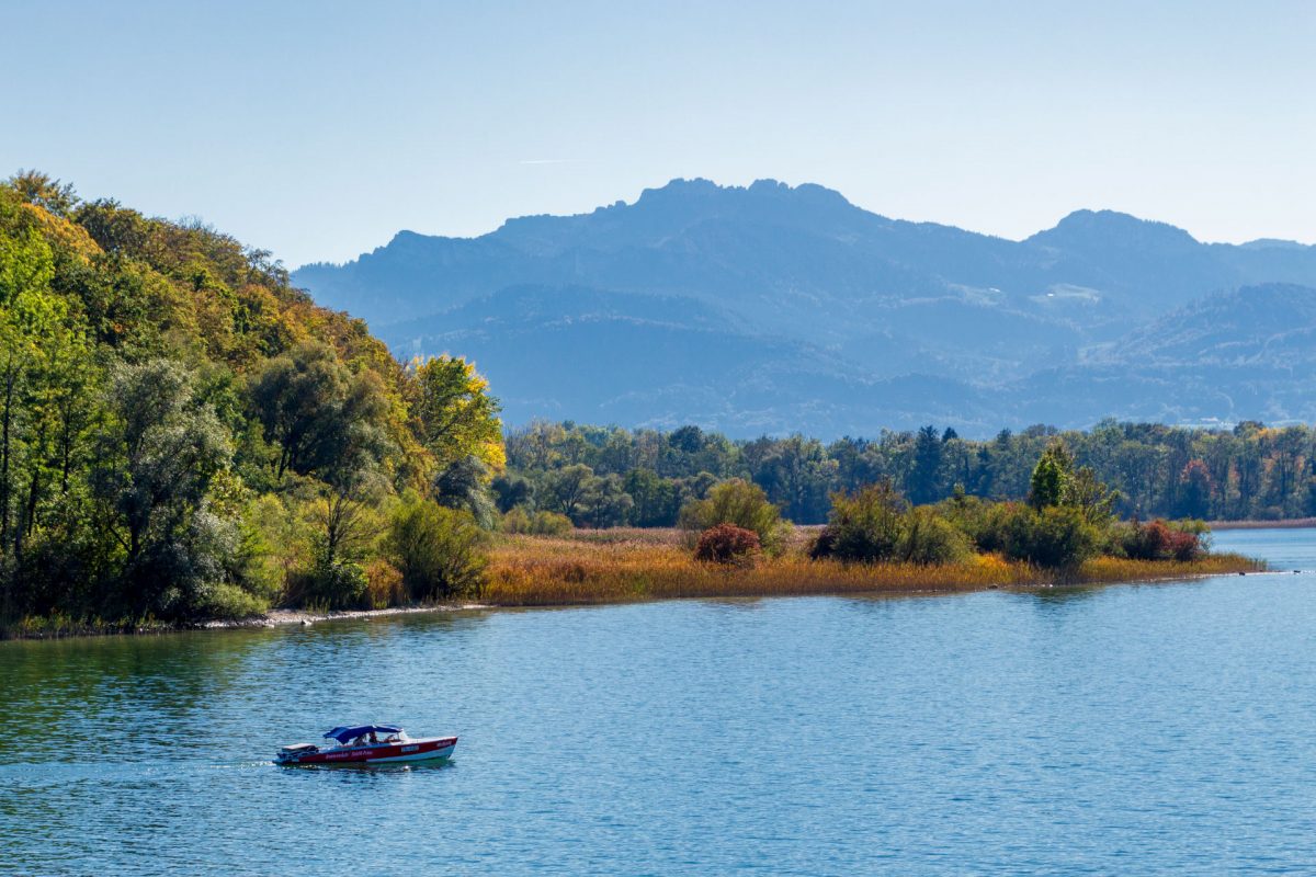 Es gibt nichts schöneres, als gemütlich über den Chiemsee zu schippern. Vorausgesetzt man kann sich die Liegegebühren fürs Boot überhaupt leisten.