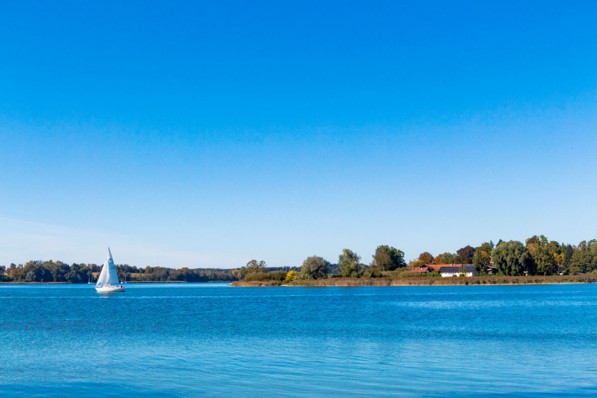 In nördliche Richtung geblickt könnte das auch jeder x-beliebige See in Brandenburg sein. Ist aber der Chiemsee, Deutschlands drittgrößter See nach Bodensee und Müritz.