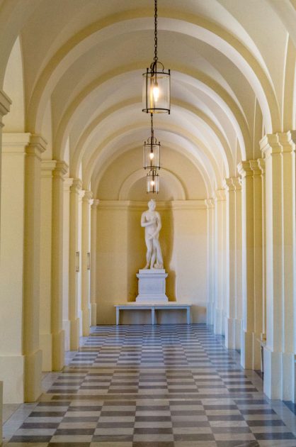 Bei dem ganzen Andrang im Schloss auf Herrenchiemsee tut die Dame aus Marmor gut daran, ihre Blöße zu bedecken. Sind ja schließlich auch Kinder dabei...