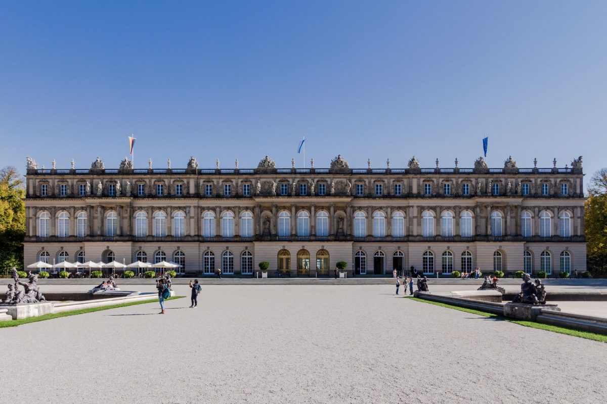Pompös in der Mittagshitze: das Schloss auf Herrenchiemsee im Chiemsee.