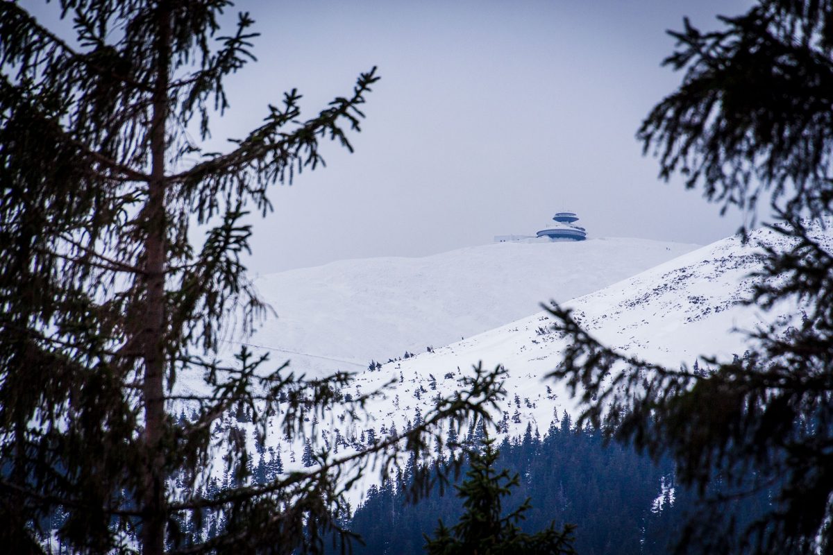 Wie ein gestrandetes Raumschiff ruht die Bergbaude auf dem Gipfel der Schneekoppe in 1.600 Höhenmetern.