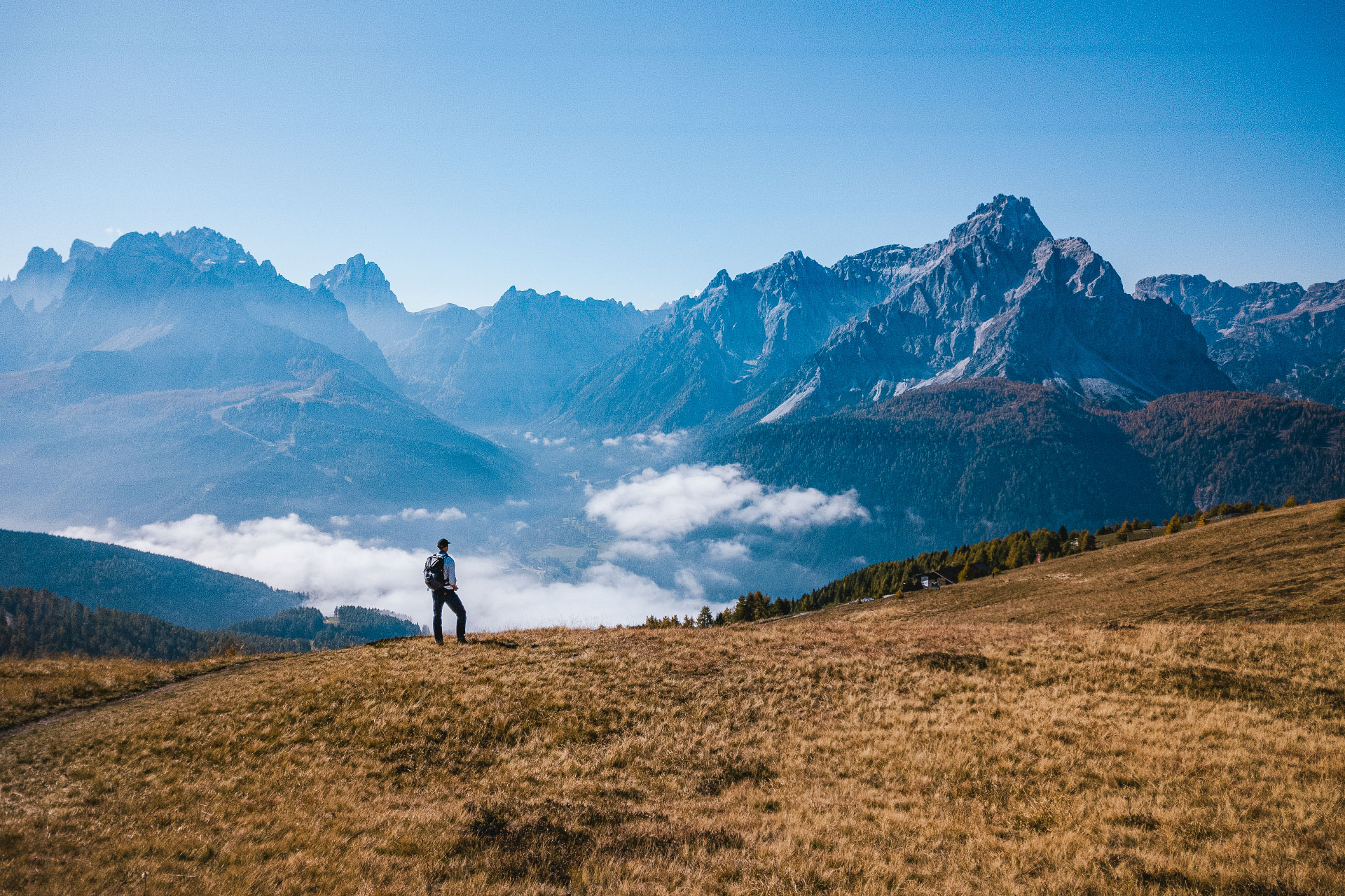 Der Blick vom Helm in Richtung Sextner Dolomiten ist atemberaubend schön