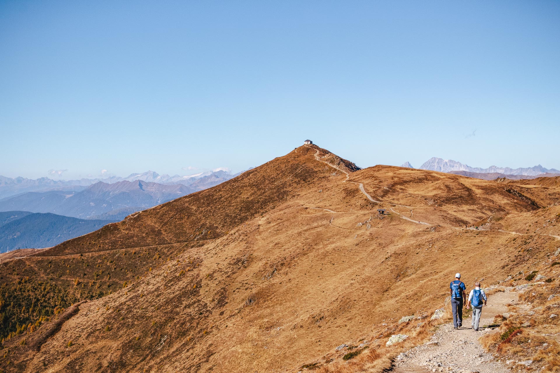 Etwas Mittelgebirgscharakter und obendrauf eine kleine Hütte – das ist der Helm, der Hausberg Sextens