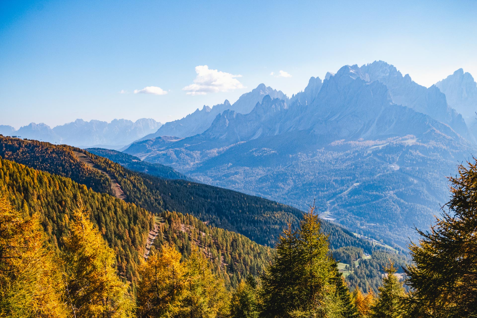 Auf dem Rückweg kratzen eindrucksvoll die Gipfel der Sextner Dolomiten am Horizont