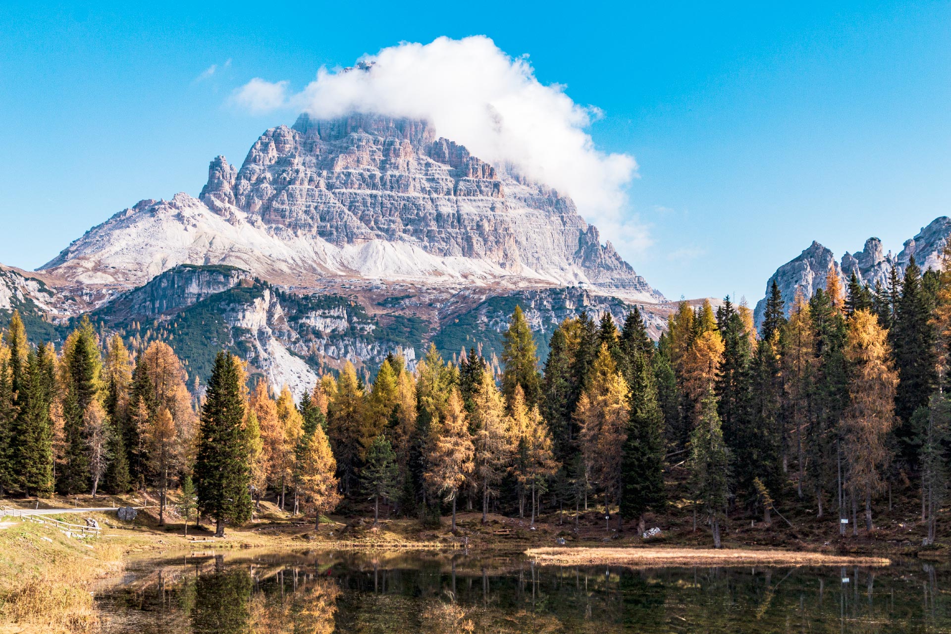 Da hinauf treibt es mich heute: vom Lago d'Antorno aus gesehen verstecken sich die Drei Zinnen noch in den Wolken.